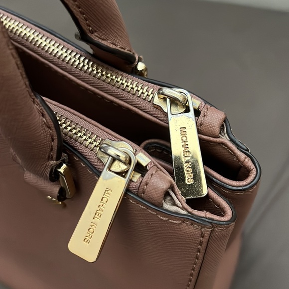 Micheal kors bag - Picture 3 of 7